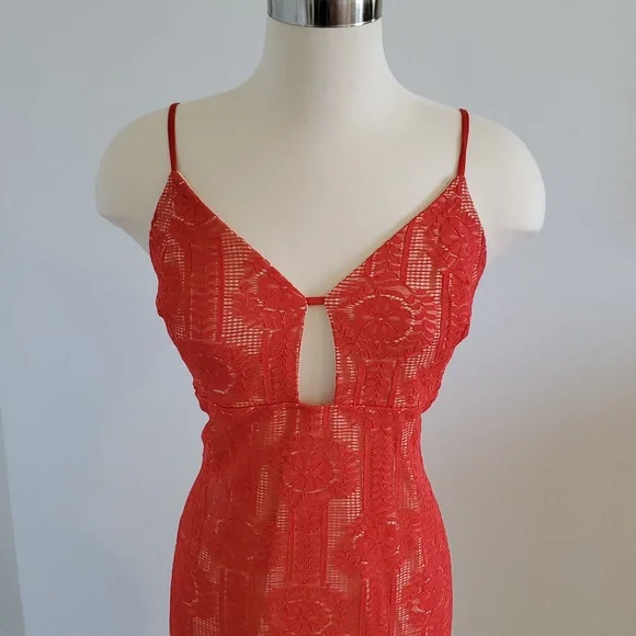 Lulu's women’s Scarlet Lace Overlay Dress fully lined in nude Size XL NWOT - Picture 4 of 11